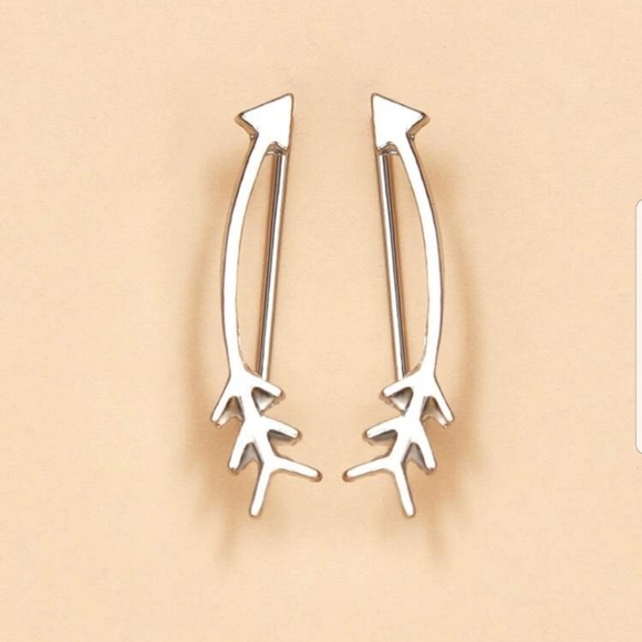 *Chloe* Arrow Crawler Earrings - Picture 4 of 4